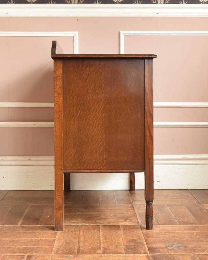 アンティークのチェスト　アンティーク家具　アンティーク家具、伝統的アンティークの風格たっぷりな英国輸入の３段チェスト。横顔だってカッコいい横から見るとこんな感じです。(q-1057-f)