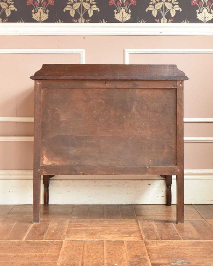 アンティークのチェスト　アンティーク家具　アンティーク家具、伝統的アンティークの風格たっぷりな英国輸入の３段チェスト。後ろ姿にも自信アリ！アンティークは新品ではないので、経年変化によるキズはありますが、専門の職人がキレイに修復したので後ろ姿にも自信があります。(q-1057-f)