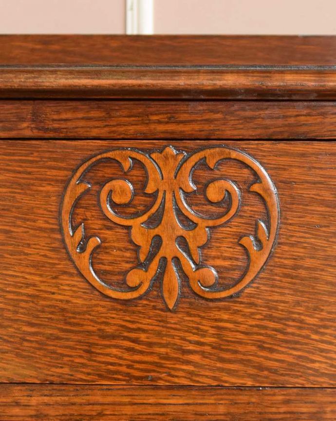 アンティークのチェスト　アンティーク家具　アンティーク家具、伝統的アンティークの風格たっぷりな英国輸入の３段チェスト。至る所に繊細な彫いろんな彫のデザインがありますが、個人的に美しいと思える女性らしく優雅なデザインを選んできました。(q-1057-f)