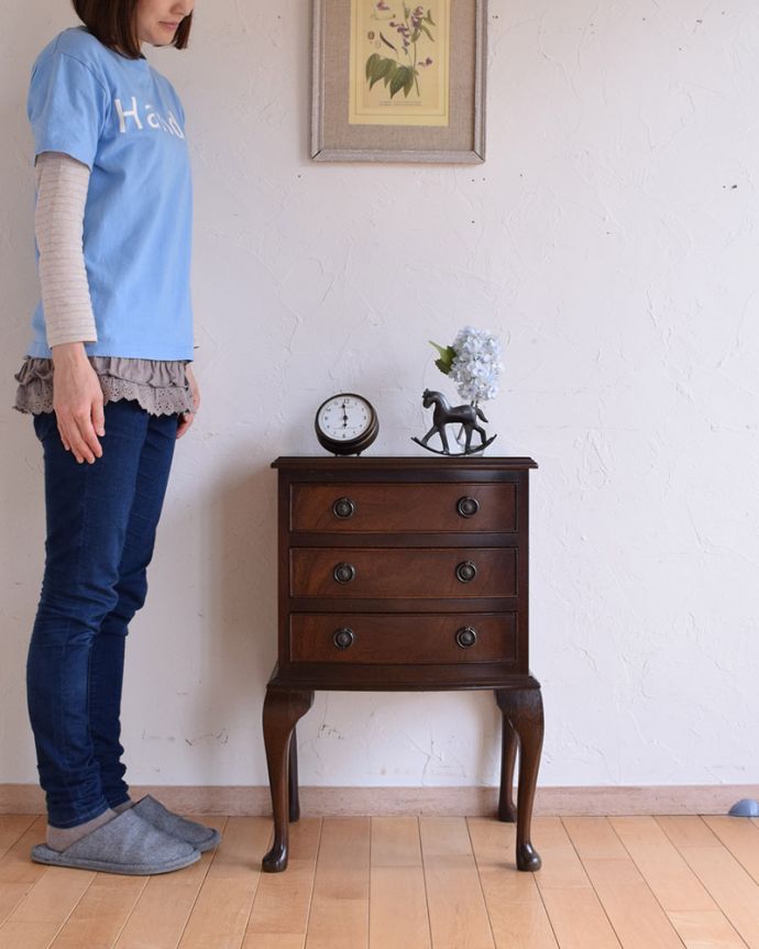 アンティークのチェスト　アンティーク家具　手頃なサイズのベッドサイドチェスト、脚の長いアンティーク英国輸入家具。小さくても一人前。(q-1058-f)