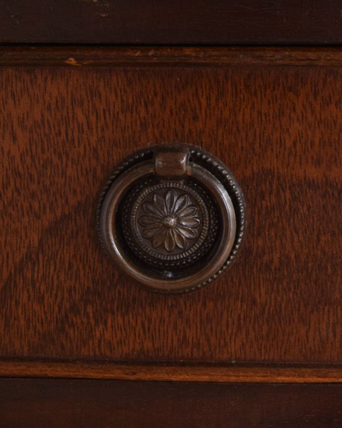 アンティークのチェスト　アンティーク家具　手頃なサイズのベッドサイドチェスト、脚の長いアンティーク英国輸入家具。アンティークらしい取っ手取っ手のデザインまで高級感があるアンティーク家具。(q-1058-f)