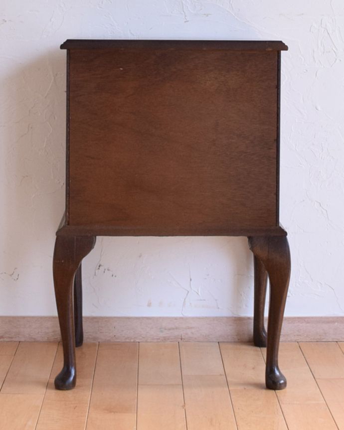 アンティークのチェスト　アンティーク家具　手頃なサイズのベッドサイドチェスト、脚の長いアンティーク英国輸入家具。後ろ姿も見て下さいアンティークは新品ではないので、もちろん経年変化によるキズはありますが、専門の職人が修復しました。(q-1058-f)