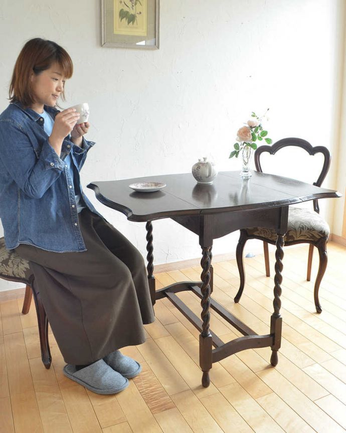 アンティークのテーブル　アンティーク家具　英国輸入のアンティーク家具、伸張式のサイドテーブル（ティーテーブル）。蝶の羽がモチーフになった美しいテーブルまるで蝶々が羽を広げるように折りたたみが出来るところから名前が付けられた「バタフライ（蝶々）テーブル」。(q-1059-f)