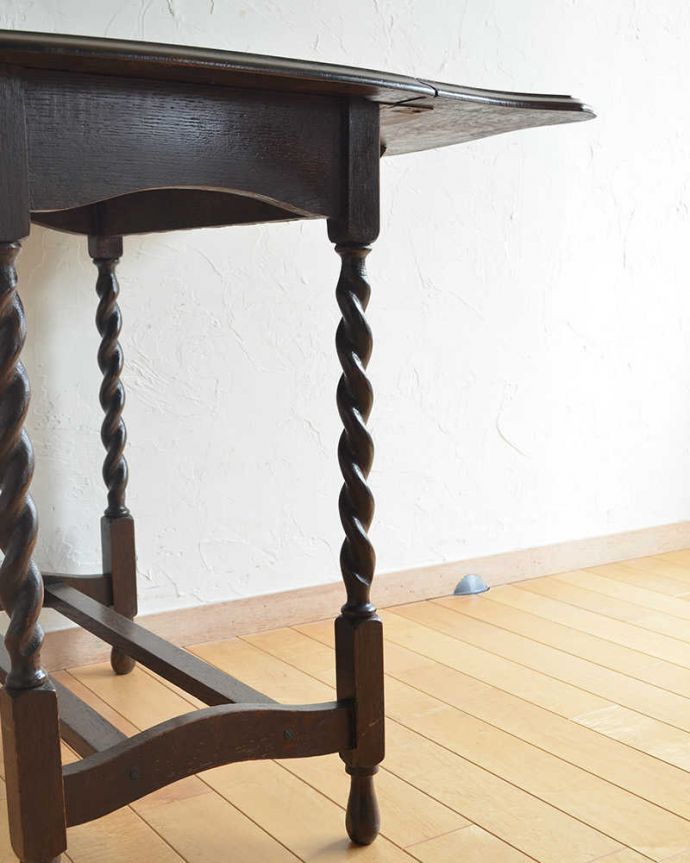アンティークのテーブル　アンティーク家具　英国輸入のアンティーク家具、伸張式のサイドテーブル（ティーテーブル）。英国アンティークらしい脚の美しさが自慢どこに置いても魅了されてしまう脚のデザインの美しさ。(q-1059-f)