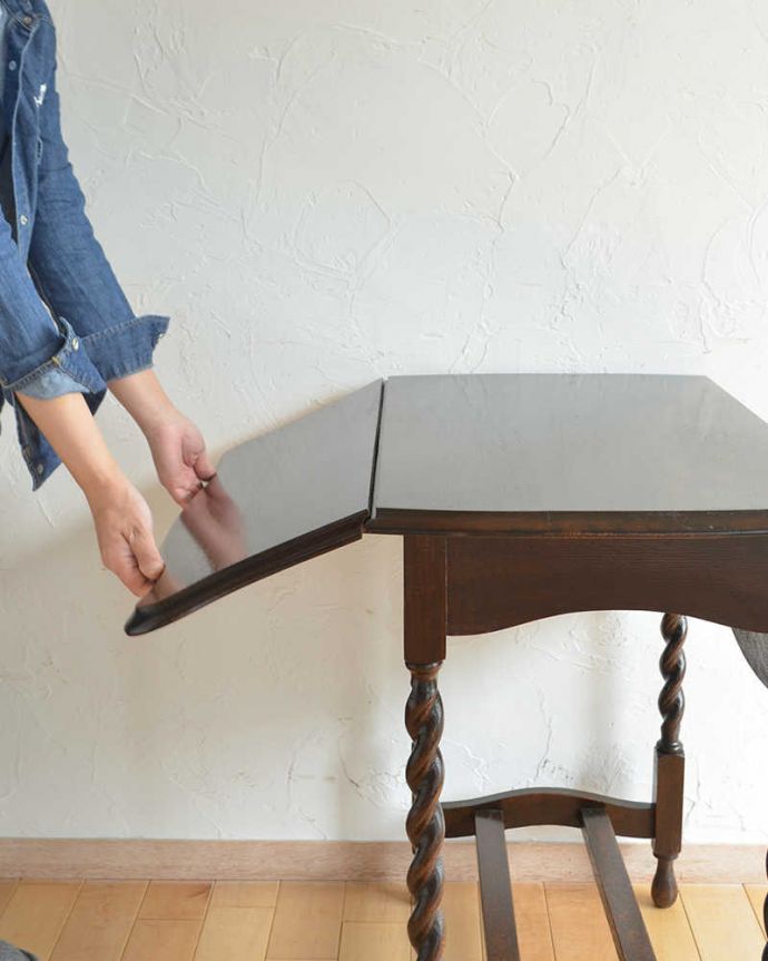 アンティークのテーブル　アンティーク家具　英国輸入のアンティーク家具、伸張式のサイドテーブル（ティーテーブル）。あっという間にサイズ変更OK！天板を上に持ち上げてレバーを引っ張り出すだけで、女性でもあっという間にサイズが変えれます。(q-1059-f)