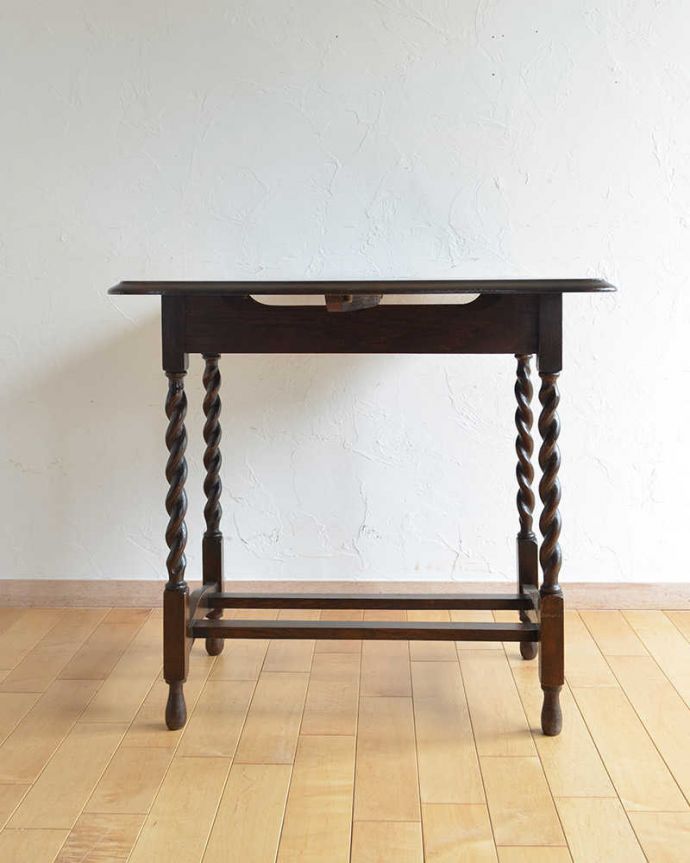 アンティークのテーブル　アンティーク家具　英国輸入のアンティーク家具、伸張式のサイドテーブル（ティーテーブル）。クルッと回転。(q-1059-f)