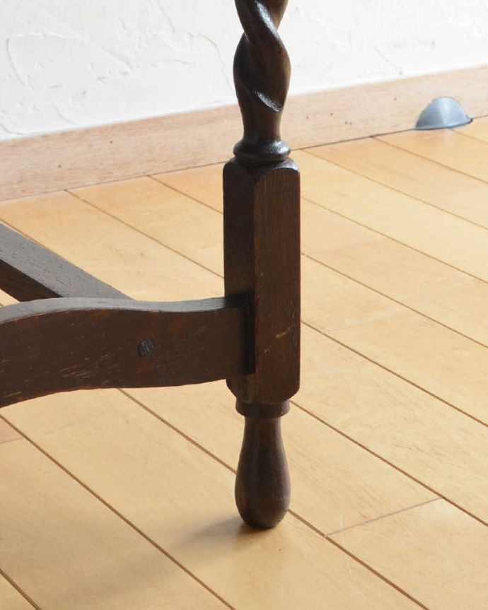 アンティークのテーブル　アンティーク家具　英国輸入のアンティーク家具、伸張式のサイドテーブル（ティーテーブル）。持ち上げなくても移動できます！Handleのアンティークは、脚の裏にフェルトキーパーをお付けしていますので、持ち上げなくても床を滑らせれば女性でも簡単に移動させることが出来ます。(q-1059-f)