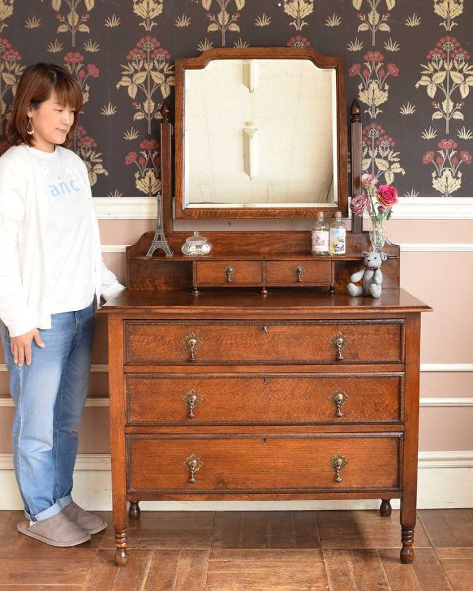 アンティークのドレッサー　アンティーク家具　オーク材の上品な英国輸入アンティーク家具、和室にも似合うドレッシングチェスト。鏡も収納も楽しめちゃう女性のための家具チェストの上にミラーが付いたドレッシングチェスト。(q-1063-f)