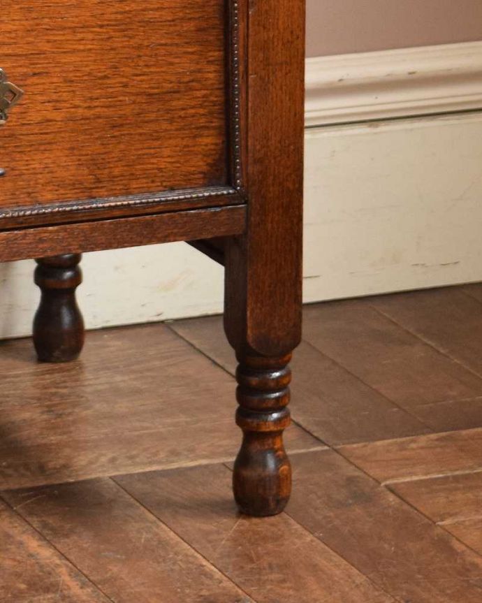 アンティークのドレッサー　アンティーク家具　オーク材の上品な英国輸入アンティーク家具、和室にも似合うドレッシングチェスト。女性1人でラクラク運べちゃう仕掛けHandleのアンティークは、脚の裏にフェルトキーパーをお付けしています。(q-1063-f)