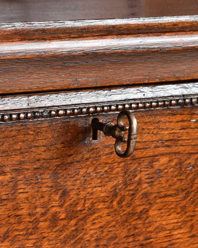 アンティークのドレッサー　アンティーク家具　オーク材の上品な英国輸入アンティーク家具、和室にも似合うドレッシングチェスト。大切なものを収納できますおとぎ話に出てくるようなカギも使えるように修復しました。(q-1063-f)