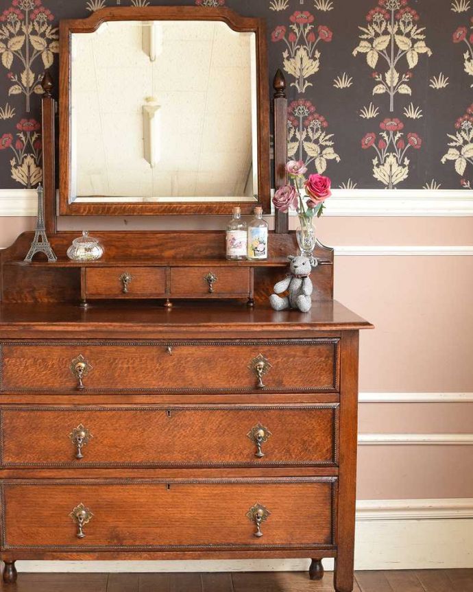 アンティークのドレッサー　アンティーク家具　オーク材の上品な英国輸入アンティーク家具、和室にも似合うドレッシングチェスト。英国アンティークらしい凛とした雰囲気木目と彫の美しさが際立つ英国のアンティークらしいドレッシングチェスト。(q-1063-f)