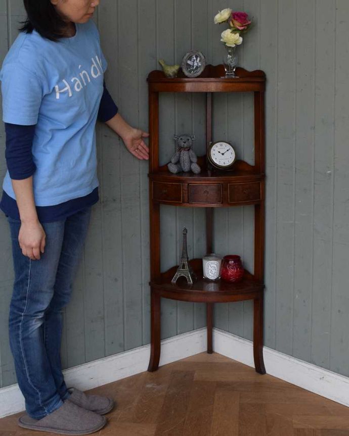 アンティークのキャビネット アンティーク家具 お部屋の角に置くだけで絵になる、美しいウォルナット材のコーナースタンド。置くだけで雰囲気をよくしてくれるオケージョナルテーブル。(q-1064-f)