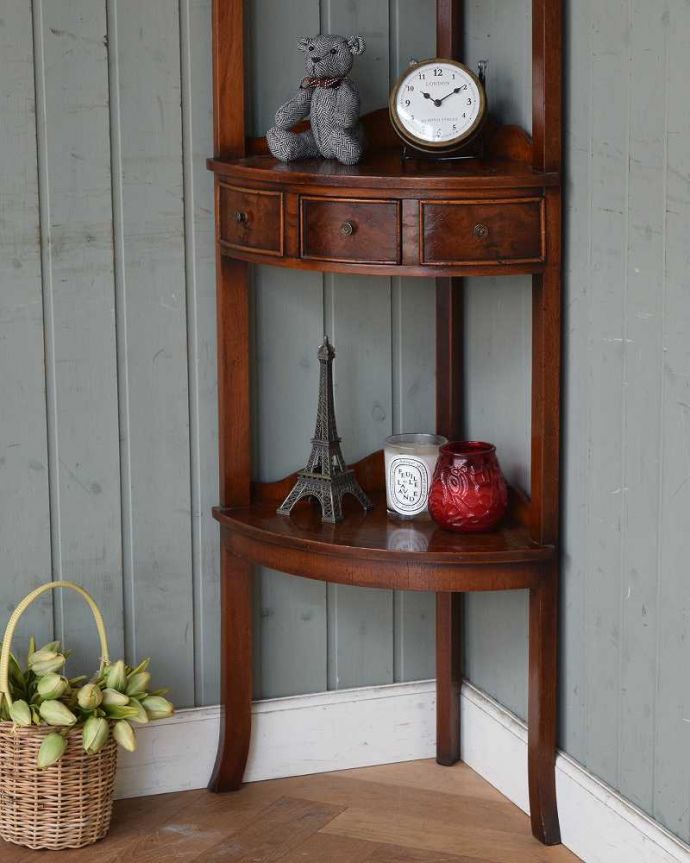 アンティークのキャビネット アンティーク家具 お部屋の角に置くだけで絵になる、美しいウォルナット材のコーナースタンド。落ち着いた雰囲気なので、和室でもお使いいただけますよ。(q-1064-f)