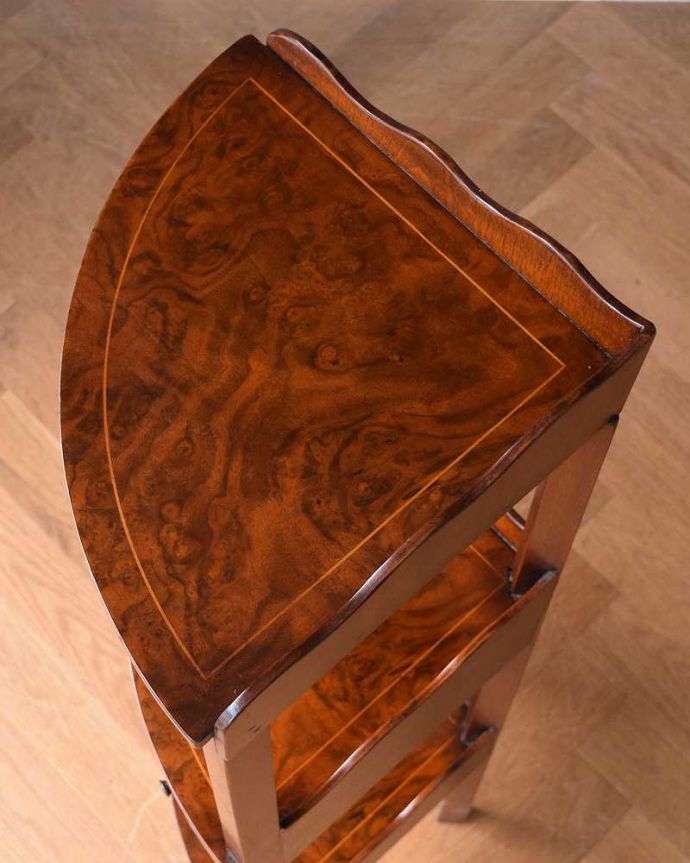 アンティークのキャビネット アンティーク家具 お部屋の角に置くだけで絵になる、美しいウォルナット材のコーナースタンド。上から見ると、天板はこんな感じ。(q-1064-f)