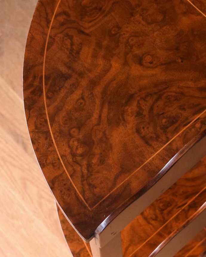 アンティークのキャビネット アンティーク家具 お部屋の角に置くだけで絵になる、美しいウォルナット材のコーナースタンド。天板には象嵌の装飾が上品にデザインされています。(q-1064-f)