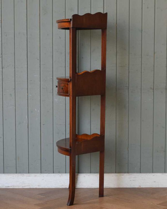 アンティークのキャビネット アンティーク家具 お部屋の角に置くだけで絵になる、美しいウォルナット材のコーナースタンド。アンティークは新品ではないので、もちろん経年変化によるキズはありますが、専門の職人が目立たないようキレイにお直しをしていますのでご安心ください。(q-1064-f)