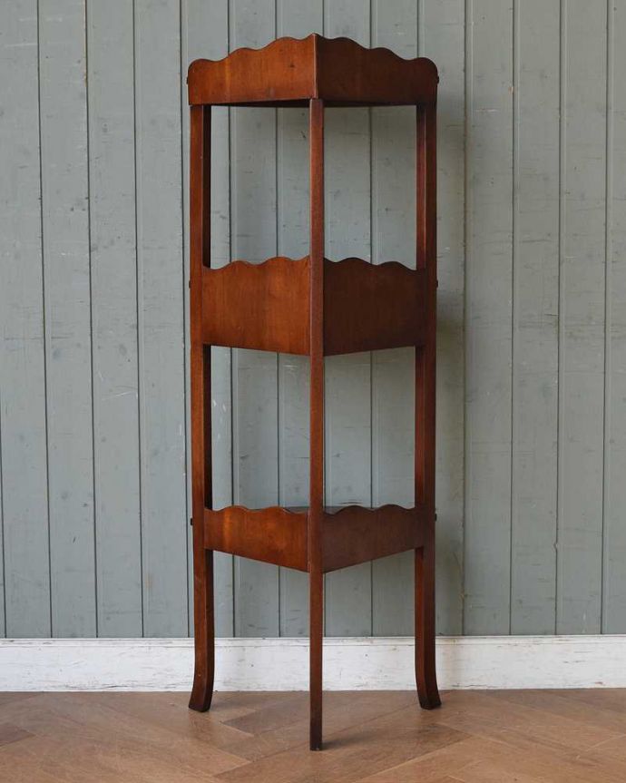 アンティークのキャビネット アンティーク家具 お部屋の角に置くだけで絵になる、美しいウォルナット材のコーナースタンド。細くて繊細なラインが美しい脚。(q-1064-f)