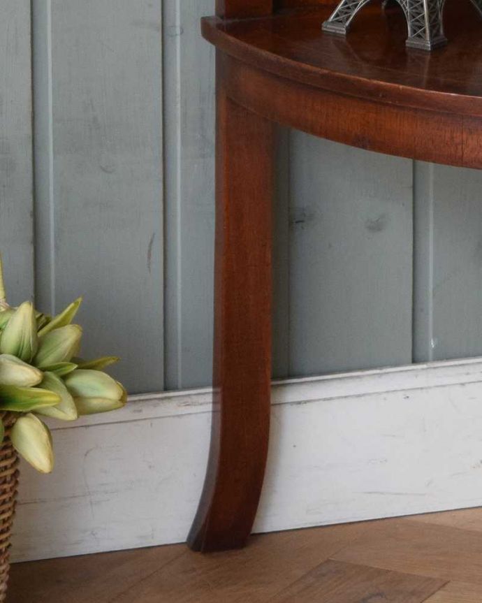アンティークのキャビネット アンティーク家具 お部屋の角に置くだけで絵になる、美しいウォルナット材のコーナースタンド。細い脚先が繊細でステキ。(q-1064-f)