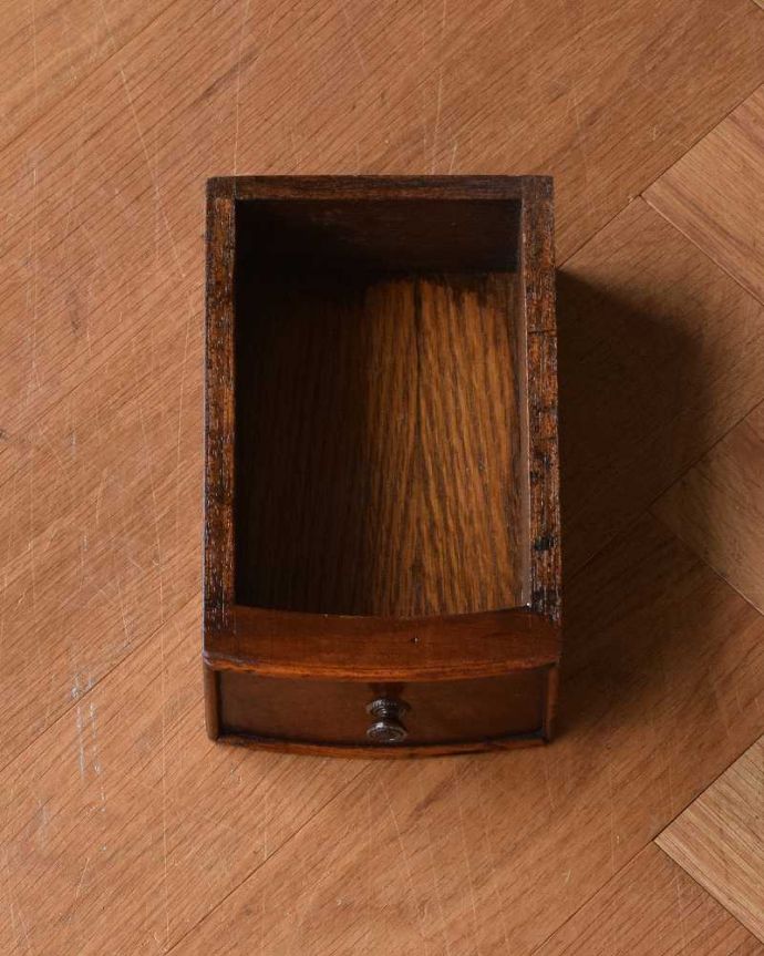 アンティークのキャビネット アンティーク家具 お部屋の角に置くだけで絵になる、美しいウォルナット材のコーナースタンド。小さな引き出しが1杯付いています。(q-1064-f)