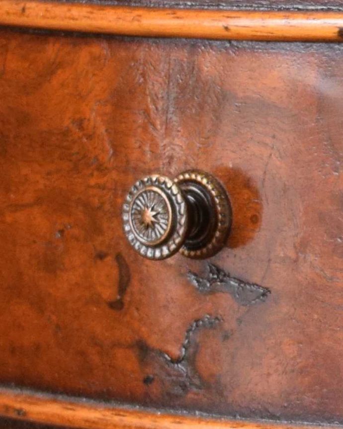 アンティークのキャビネット アンティーク家具 お部屋の角に置くだけで絵になる、美しいウォルナット材のコーナースタンド。可愛くて小さい取っ手が付いています。(q-1064-f)