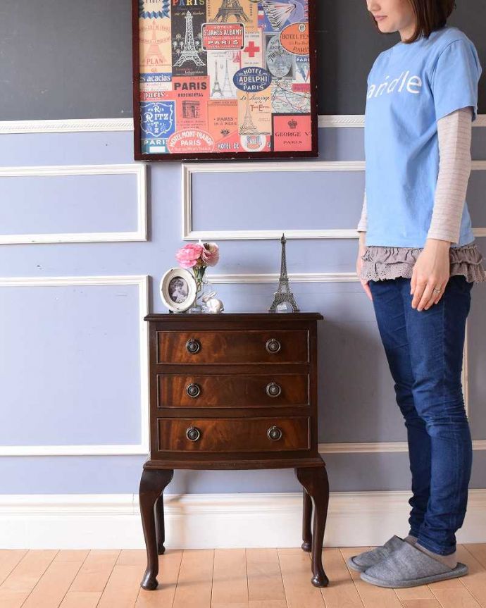 アンティークのチェスト アンティーク家具 コンパクトなサイズで使いやすい、英国クラシックなアンティークのチェスト。小さくても一人前。(q-1066-f)