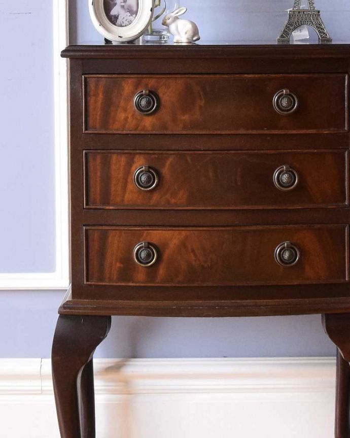 アンティークのチェスト アンティーク家具 コンパクトなサイズで使いやすい、英国クラシックなアンティークのチェスト。木目で勝負!アンティークだから手に入る素材のよさシンプルなデザインなのに惹きつけられちゃう一番の魅力は、やはり使われている素材。(q-1066-f)