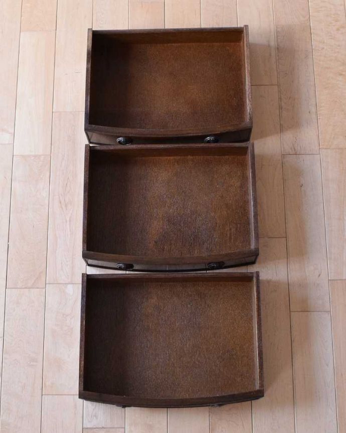 アンティークのチェスト アンティーク家具 コンパクトなサイズで使いやすい、英国クラシックなアンティークのチェスト。引き出しの中もとってもキレイですチェストで一番きになるのはやはり引き出しの中。(q-1066-f)