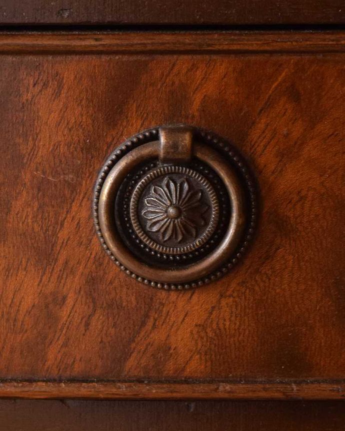 アンティークのチェスト アンティーク家具 コンパクトなサイズで使いやすい、英国クラシックなアンティークのチェスト。アンティークらしい取っ手取っ手のデザインまで高級感があるアンティーク家具。(q-1066-f)