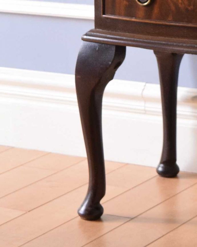 アンティークのチェスト アンティーク家具 コンパクトなサイズで使いやすい、英国クラシックなアンティークのチェスト。女性1人でラクラク運べちゃう仕掛けHandleのアンティーク家具は、脚の裏にフェルトキーパーをお付けしています。(q-1066-f)