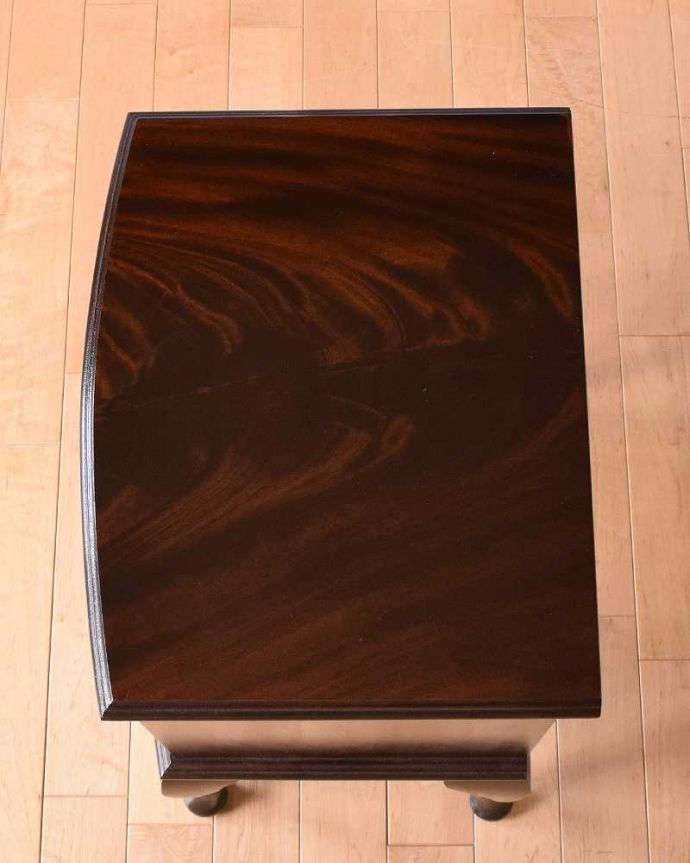 アンティークのチェスト アンティーク家具 コンパクトなサイズで使いやすい、英国クラシックなアンティークのチェスト。ピカピカに仕上げましたベッドやソファの横でモノを置いて使えるように、修復する時、天板の塗装もキレイに仕上げました。(q-1066-f)