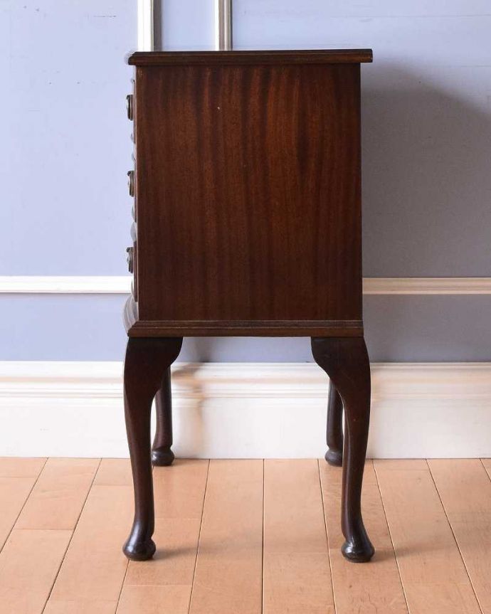 アンティークのチェスト アンティーク家具 コンパクトなサイズで使いやすい、英国クラシックなアンティークのチェスト。横から見てもキレイですもちろん、横顔だってキレイ!どこから見ても絵になります。(q-1066-f)