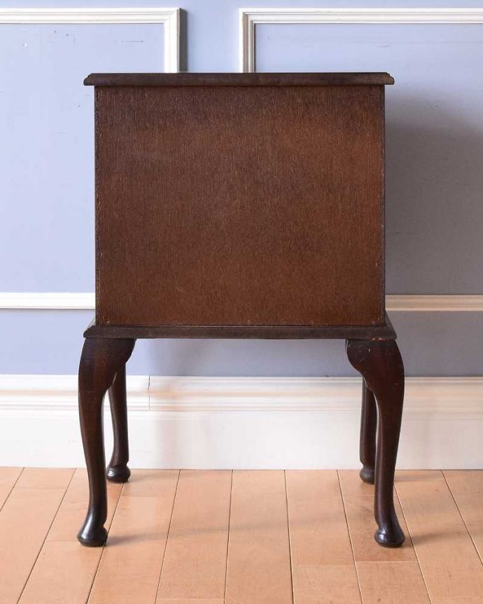 アンティークのチェスト アンティーク家具 コンパクトなサイズで使いやすい、英国クラシックなアンティークのチェスト。後ろ姿も見て下さいアンティークは新品ではないので、もちろん経年変化によるキズはありますが、専門の職人が修復しました。(q-1066-f)