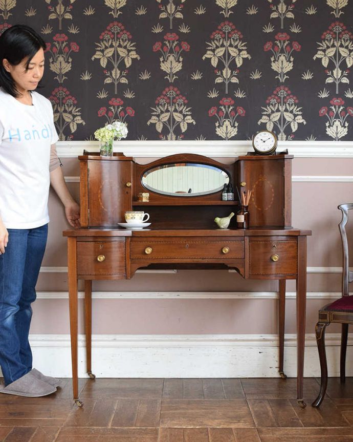 アンティークのデスク・書斎机 アンティーク家具 アンティーク英国輸入家具、マホガニー材の美しい大人のライティングデスク。優雅な雰囲気に包まれるエレガントなデスク気品が漂う大人のためのアンティークデスクは、置いてあるだけで優雅な雰囲気です。(q-1068-f)