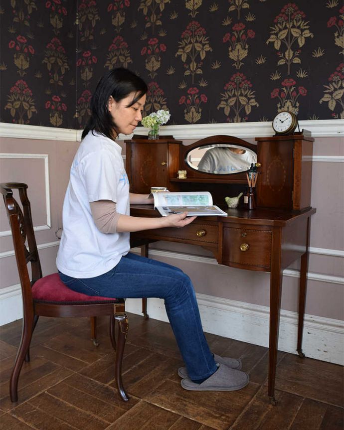 アンティークのデスク・書斎机 アンティーク家具 アンティーク英国輸入家具、マホガニー材の美しい大人のライティングデスク。自分だけのちょっと贅沢な時間大人のデスクに座るだけで自分だけの時間が作れるから、毎日がちょっとだけ贅沢になります。(q-1068-f)