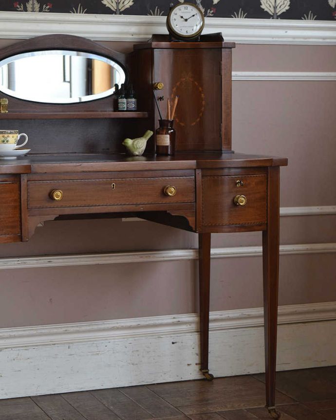 アンティークのデスク・書斎机 アンティーク家具 アンティーク英国輸入家具、マホガニー材の美しい大人のライティングデスク。アンティークらしい銘木の木目の美しさ本来、機能的に使われる家具デスクも、アンティークだと木目の美しさが楽しめる家具に。(q-1068-f)