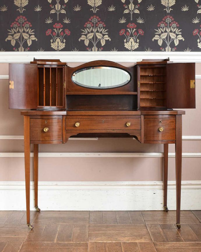 アンティークのデスク・書斎机 アンティーク家具 アンティーク英国輸入家具、マホガニー材の美しい大人のライティングデスク。扉を開けて中を見てみると・・・デスクにしてはめずらしく扉収納が付いています。(q-1068-f)