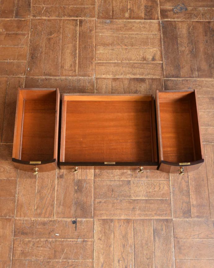 アンティークのデスク・書斎机 アンティーク家具 アンティーク英国輸入家具、マホガニー材の美しい大人のライティングデスク。引き出しの中もキレイに修復しました!もちろん引き出しの中も職人がキレイにお直しました。(q-1068-f)