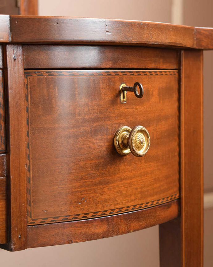 アンティークのデスク・書斎机 アンティーク家具 アンティーク英国輸入家具、マホガニー材の美しい大人のライティングデスク。アンティークらしい取っ手取っ手のデザインもアンティーク家具は美しいんです。(q-1068-f)