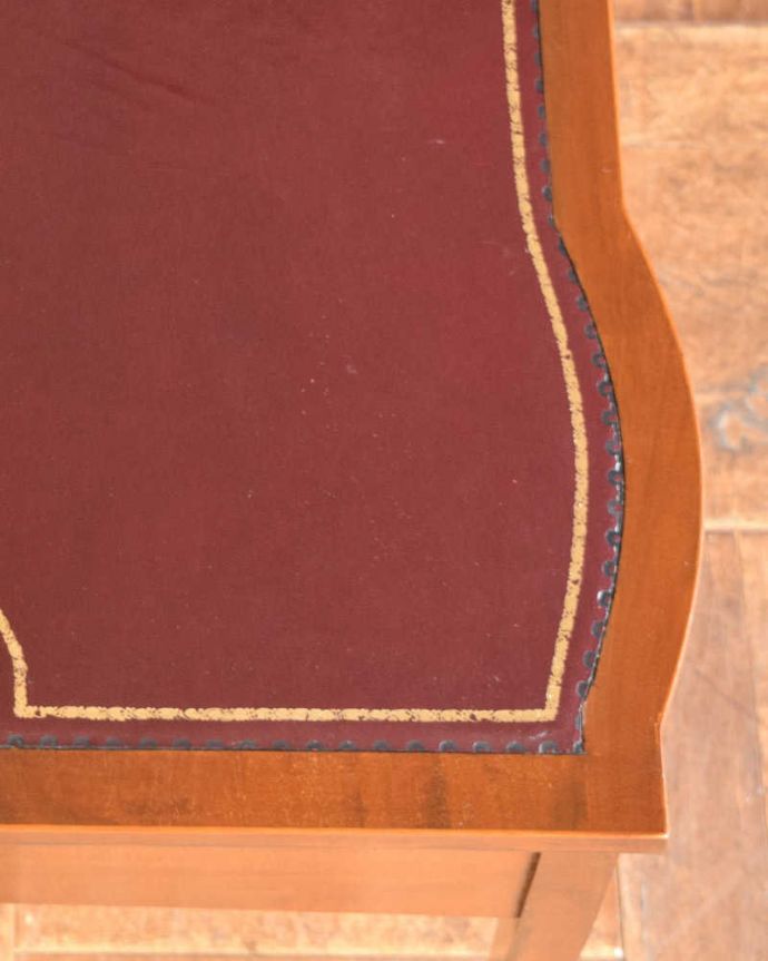 アンティークのデスク・書斎机 アンティーク家具 アンティーク英国輸入家具、マホガニー材の美しい大人のライティングデスク。天板を近くから見ると・・・デスクは天板を使う家具なので、キレイにお直ししました。(q-1068-f)