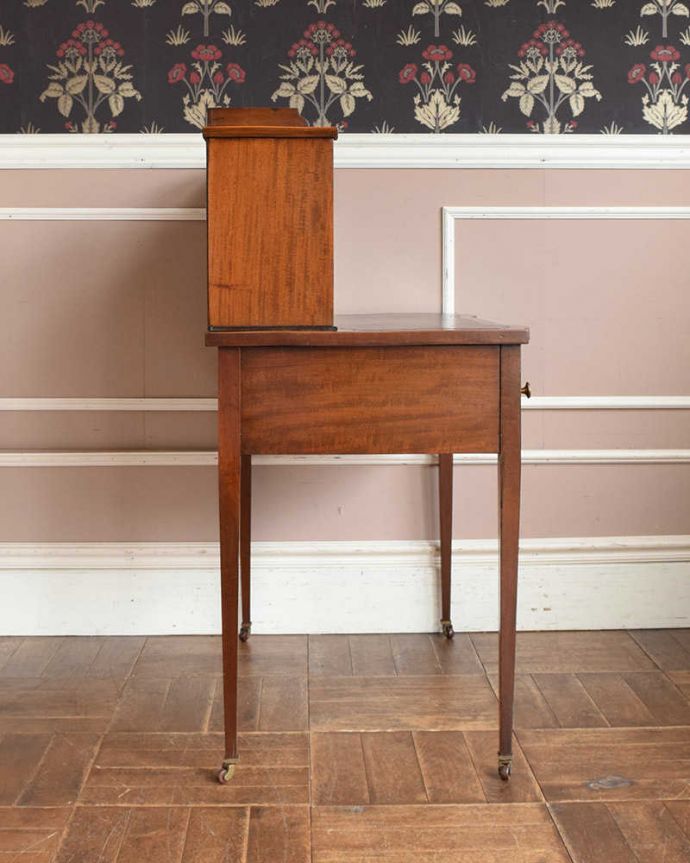 アンティークのデスク・書斎机 アンティーク家具 アンティーク英国輸入家具、マホガニー材の美しい大人のライティングデスク。横顔も美しいですもちろん横から見られても自信があります。(q-1068-f)