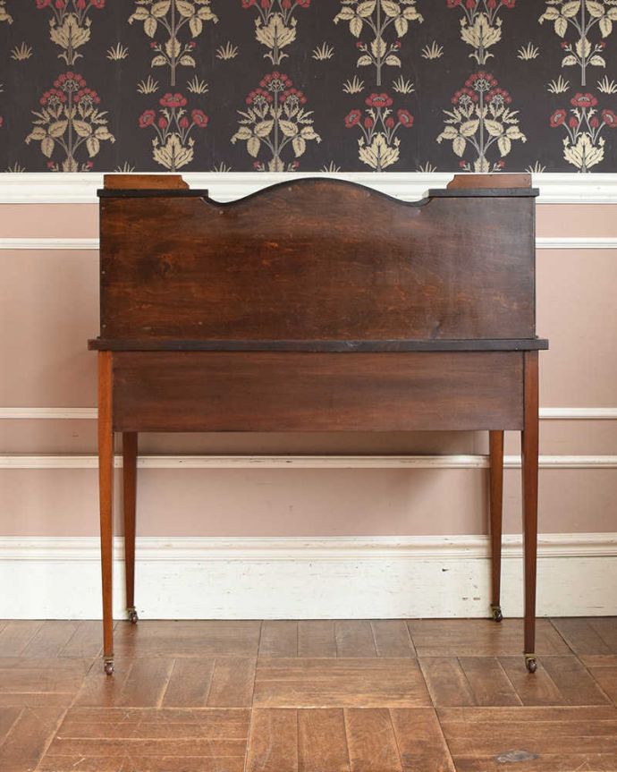 アンティークのデスク・書斎机 アンティーク家具 アンティーク英国輸入家具、マホガニー材の美しい大人のライティングデスク。後ろ姿もキレイなんです。(q-1068-f)