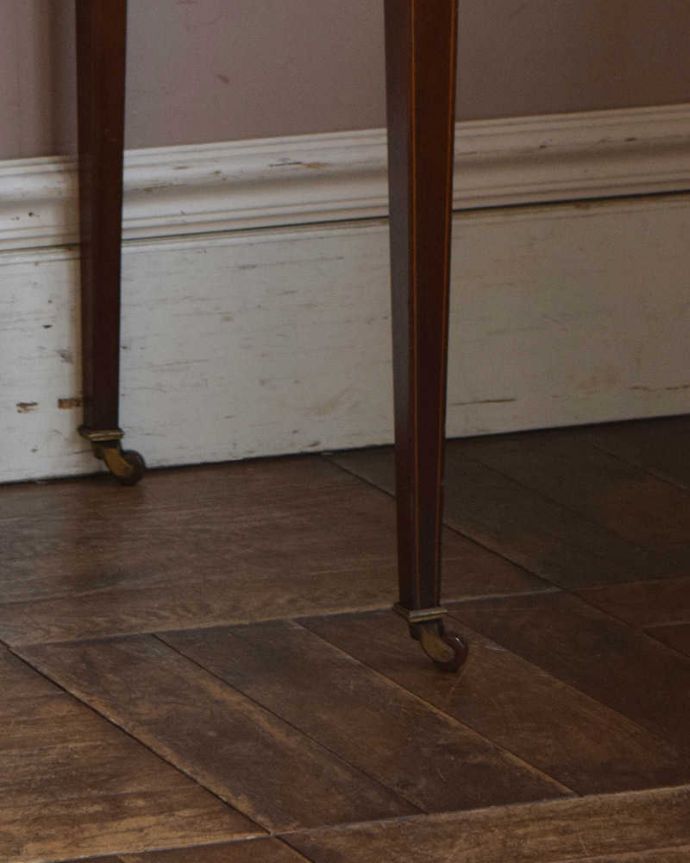 アンティークのデスク・書斎机 アンティーク家具 アンティーク英国輸入家具、マホガニー材の美しい大人のライティングデスク。女性1人でラクラク運べちゃうんですキャスター付きの脚。(q-1068-f)