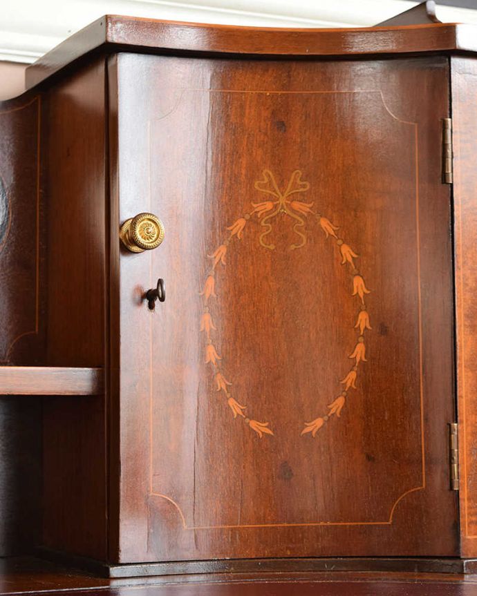 アンティークのデスク・書斎机 アンティーク家具 アンティーク英国輸入家具、マホガニー材の美しい大人のライティングデスク。象嵌で描かれたお花のガーランドの模様。(q-1068-f)