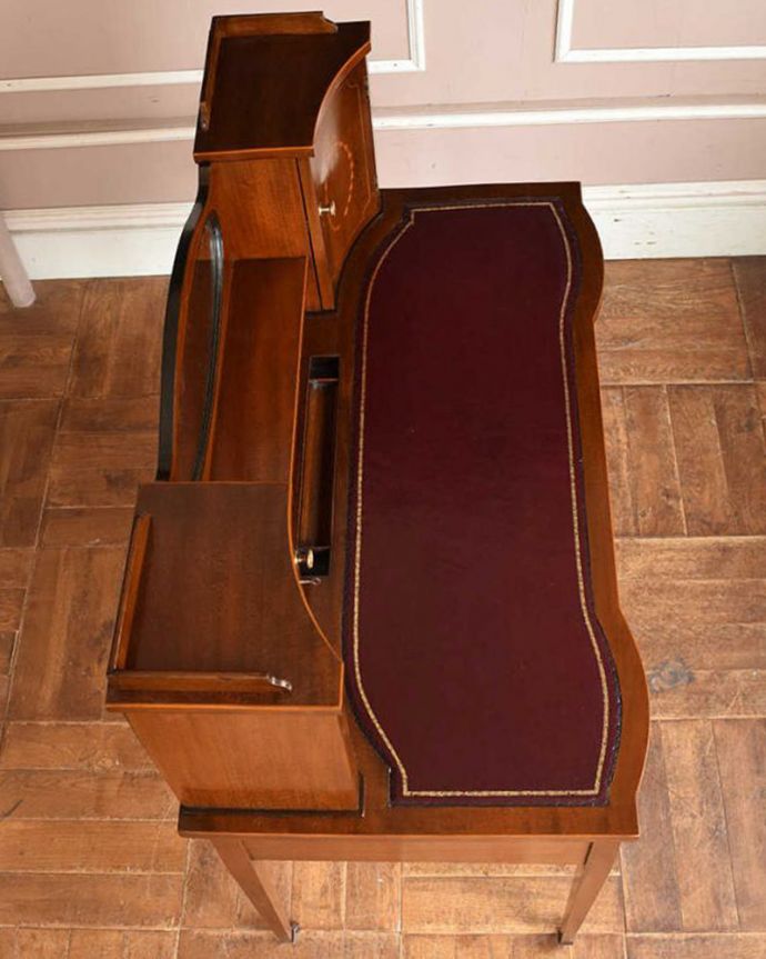 アンティークのデスク・書斎机 アンティーク家具 アンティーク英国輸入家具、マホガニー材の美しい大人のライティングデスク。天板もピカピカにお直ししました。(q-1068-f)