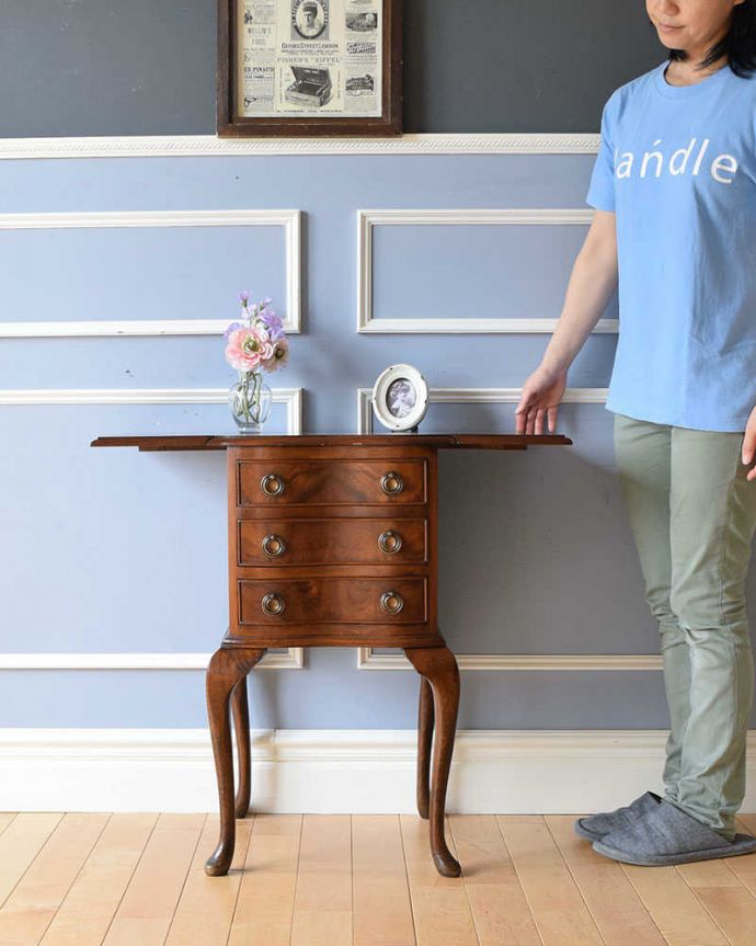 アンティークのチェスト アンティーク家具 英国輸入のアンティーク家具、テーブルにもなる伸張式のベットサイドチェスト 。天板が広がる便利なカップボードチェスト優雅なデザインの英国らしいカップボードチェスト。(q-1072-f)