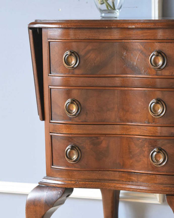 アンティークのチェスト アンティーク家具 英国輸入のアンティーク家具、テーブルにもなる伸張式のベットサイドチェスト 。アンティーク家具だから手に入る木目の美しさ上質な素材を使ったアンティーク家具だけが持つ高級感。(q-1072-f)