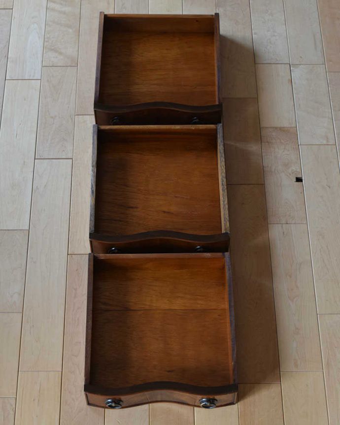 アンティークのチェスト アンティーク家具 英国輸入のアンティーク家具、テーブルにもなる伸張式のベットサイドチェスト 。キレイに修復しました!もちろん引き出しの中も職人がキレイにお直しました。(q-1072-f)