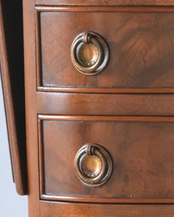 アンティークのチェスト アンティーク家具 英国輸入のアンティーク家具、テーブルにもなる伸張式のベットサイドチェスト 。開ける度にワクワク取っ手もアンティークらしい素敵なデザイン。(q-1072-f)