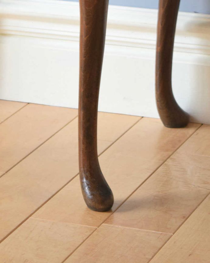 アンティークのチェスト アンティーク家具 英国輸入のアンティーク家具、テーブルにもなる伸張式のベットサイドチェスト 。女性1人でラクラク運べちゃうんですHandleのアンティークは、脚の裏にフェルトキーパーをお付けしています。(q-1072-f)