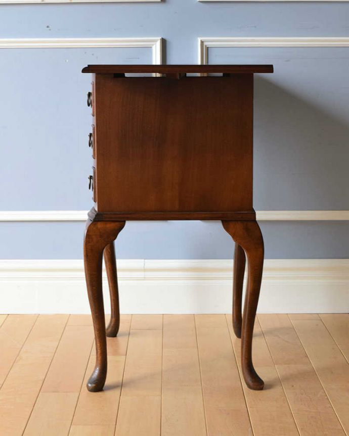 アンティークのチェスト アンティーク家具 英国輸入のアンティーク家具、テーブルにもなる伸張式のベットサイドチェスト 。横から見てもステキ横から見るとこんな感じ。(q-1072-f)